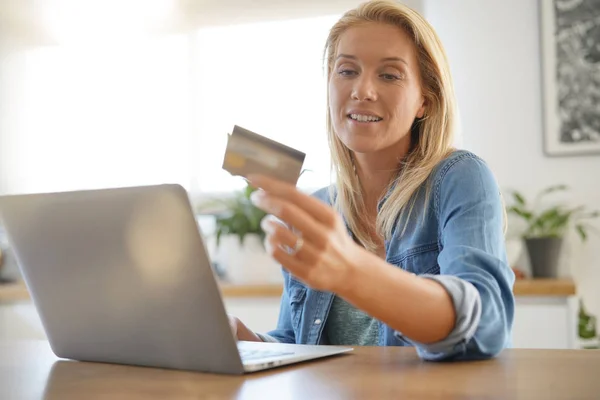 Mujer Rubia Casa Compras Línea —  Fotos de Stock