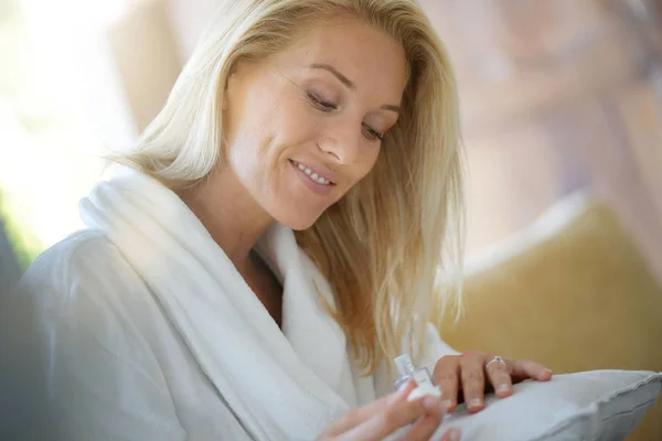 Blonde Vrouw Toepassing Van Nagellak — Stockfoto