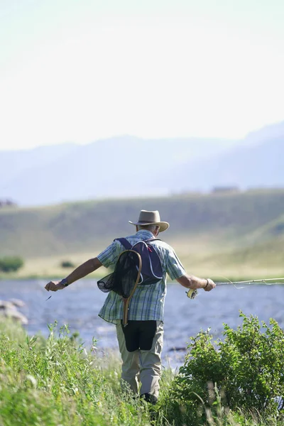 Pescatore Pesca Mosca Nel Fiume — Foto Stock