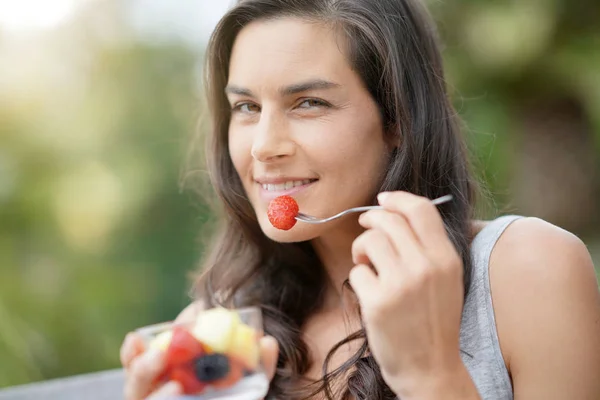 Brunett Flicka Äter Färsk Frukt — Stockfoto