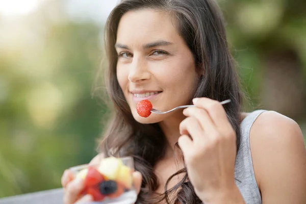 Chica Morena Comiendo Frutas Frescas —  Fotos de Stock