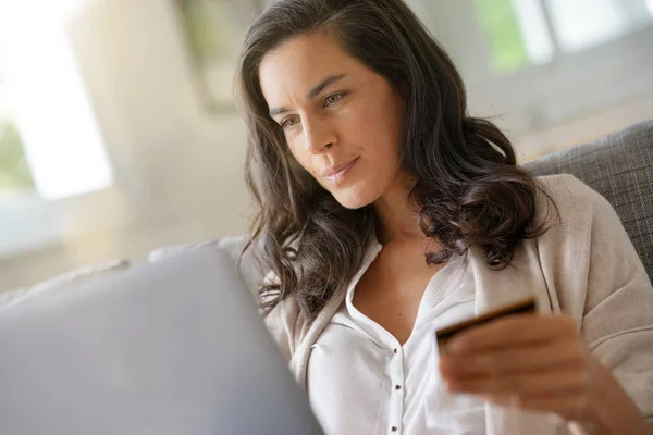 与笔记本电脑连接的黑发妇女 在线购物 — 图库照片