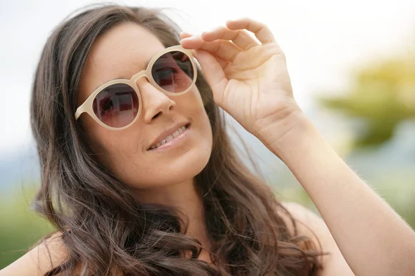 Retrato Mulher Morena Sorridente Usando Óculos Sol — Fotografia de Stock