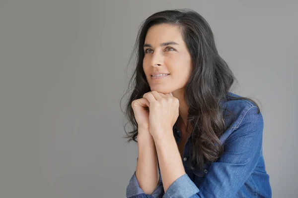 Brunett Kvinna Stående Grå Bakgrund Isolerade — Stockfoto