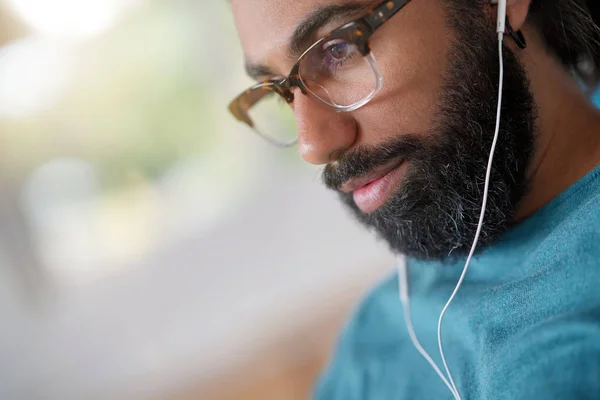 Hombre Sentado Sillón Usando Smartphone Auriculares —  Fotos de Stock