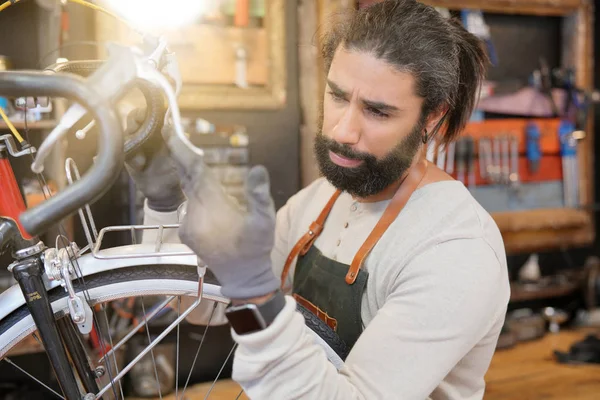 Uomo Che Lavora Officina Riparazione Ciclo — Foto Stock