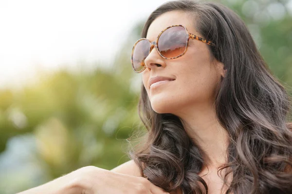 Retrato Mulher Morena Sorridente Usando Óculos Sol — Fotografia de Stock