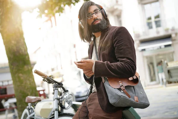 Ragazzo Hipster Città Utilizzando Cuffie Con Smartphone — Foto Stock