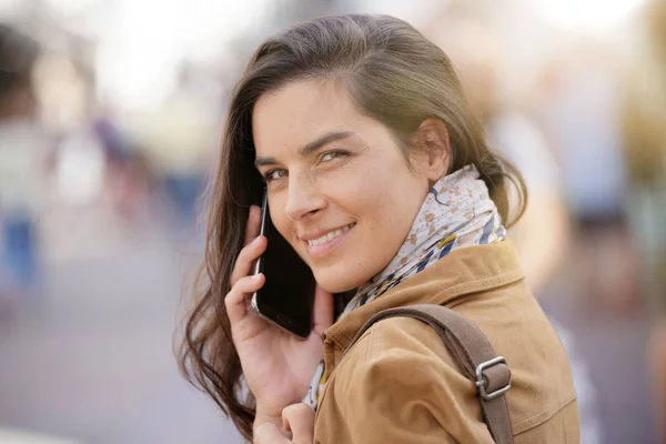 Mujer Calle Hablando Por Teléfono —  Fotos de Stock