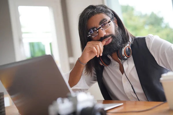 Künstler Arbeitet Laptop — Stockfoto