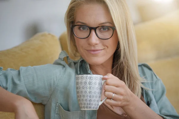 Blonda Medelålders Kvinna Med Glasögon Avkopplande Hemma — Stockfoto