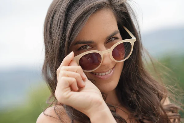 Retrato Mulher Morena Sorridente Usando Óculos Sol — Fotografia de Stock
