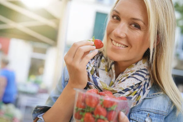 Kvinna Utomhus Färskvarumarknaden Äta Jordgubbar — Stockfoto