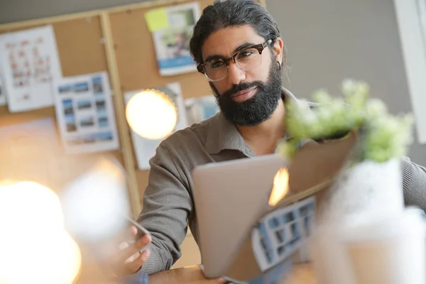 Start Unternehmer Arbeitet Laptop — Stockfoto