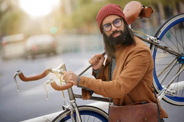 Bokovky Chlapa Městě Nesoucí Fixie Kole — Stock fotografie