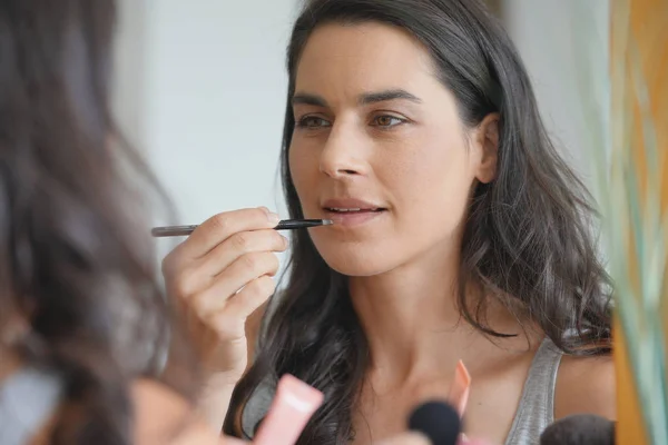 Mulher Morena Frente Espelho Aplicando Lipstik — Fotografia de Stock