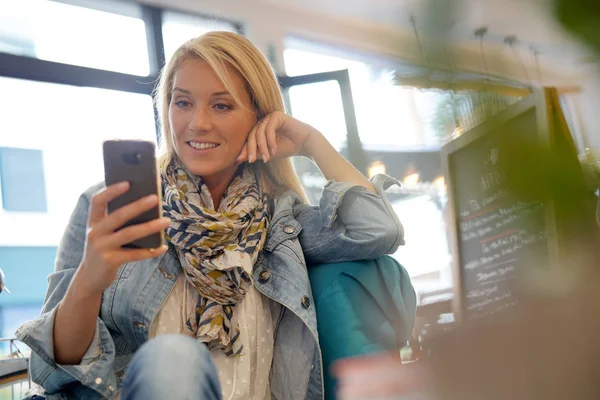 Frau Coffeeshop Mit Smartphone — Stockfoto