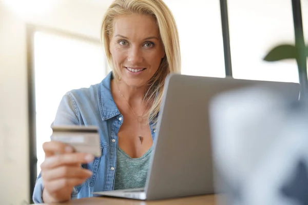 Mujer Rubia Casa Compras Línea —  Fotos de Stock