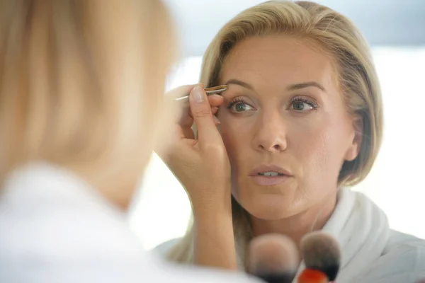 Mujer Rubia Preparándose Con Maquillaje Delante Del Espejo — Foto de Stock