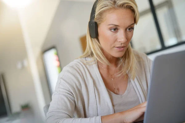 Affärskvinna Som Arbetar Från Hem Kontor Använder Headset — Stockfoto