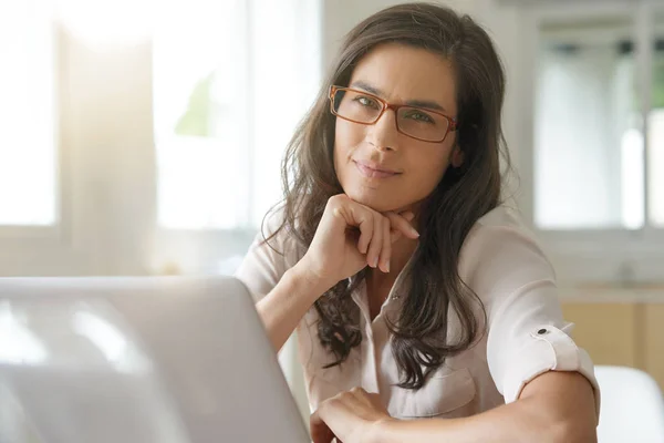 Hermosa Mujer Pelo Oscuro Con Gafas Trabajo Ordenador Portátil —  Fotos de Stock