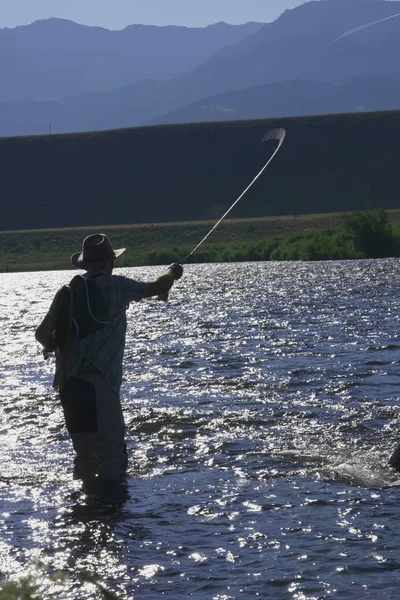 Fliegenfischer Fluss Bei Sonnenuntergang — Stockfoto