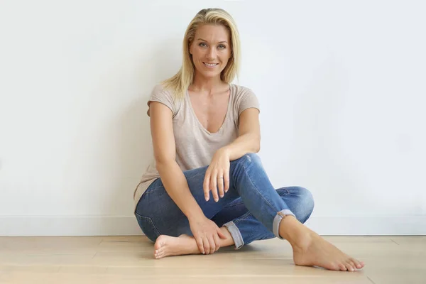 Hermosa Mujer Rubia Sentada Suelo Contra Pared Blanca — Foto de Stock