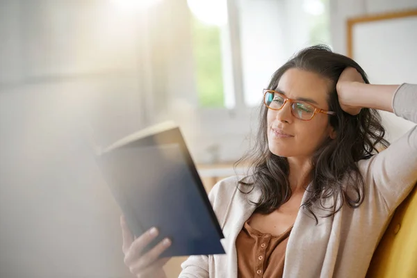 Brunette Woman Home Reading Book — Stock Photo, Image