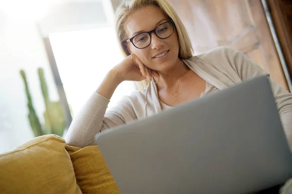 Blonde Vrouw Ontspannen Sofa Verbonden Met Laptop — Stockfoto