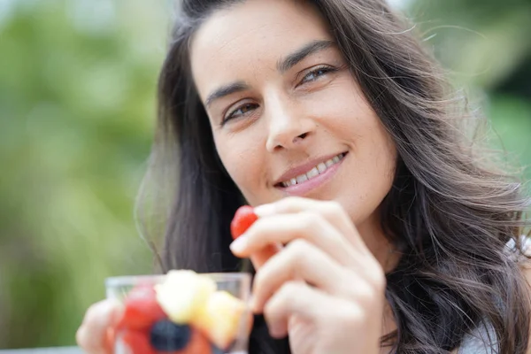Chica Morena Comiendo Frutas Frescas —  Fotos de Stock