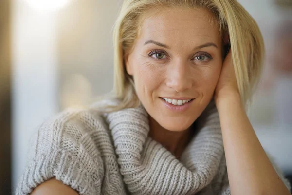 Portret Kobiety Year Old Wełniany Sweter — Zdjęcie stockowe