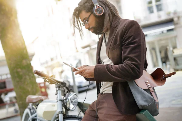 Ragazzo Hipster Città Utilizzando Cuffie Con Smartphone — Foto Stock