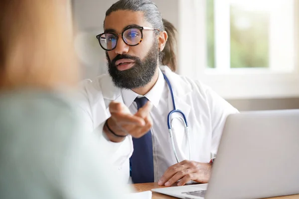 Médico Consultório Médico Tendo Uma Consulta Com Paciente — Fotografia de Stock