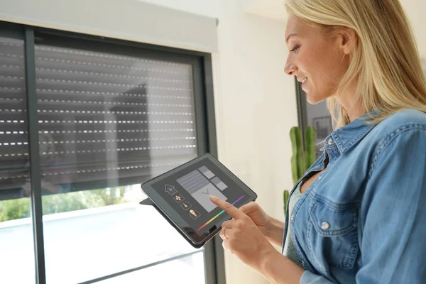 Kobieta Domu Pomocą Inteligentnego Ekranu Automatyzacja Systemu Domowego — Zdjęcie stockowe