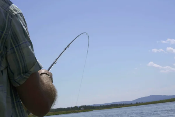 渔民持有的钓鱼线特写镜头 — 图库照片