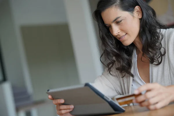 Brünette Frau Kauft Internet Mit Tablet Verbunden — Stockfoto