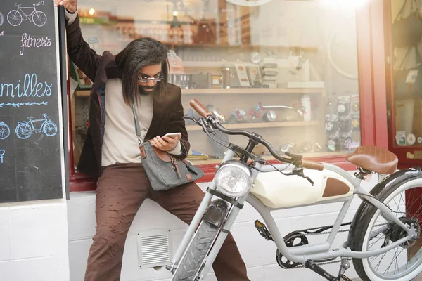Hipster Chico Con Bicicleta Eléctrica Estilo Vintage Utilizando Teléfono Inteligente —  Fotos de Stock