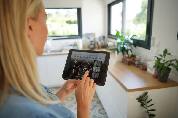 Mujer Casa Usando Pantalla Inteligente Automatización Del Sistema Doméstico — Foto de Stock