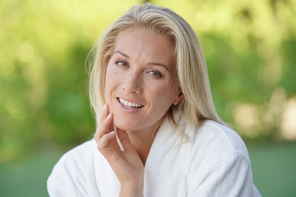 Retrato Una Hermosa Mujer Rubia Años —  Fotos de Stock