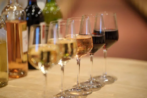 Şarap Kadehleri Tatmak Için Şaraphane Masaya Ayarlanmış — Stok fotoğraf