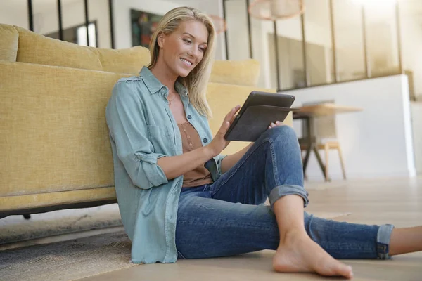 Blond Woman Relaxing Home Connected Digital Tablet — Stock Photo, Image