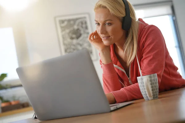 Portrait Woman Casual Outfit Using Laptop Home — Stock Photo, Image