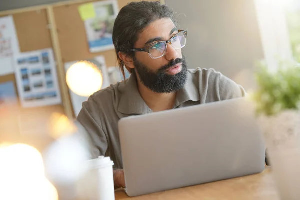 Start Unternehmer Arbeitet Laptop — Stockfoto