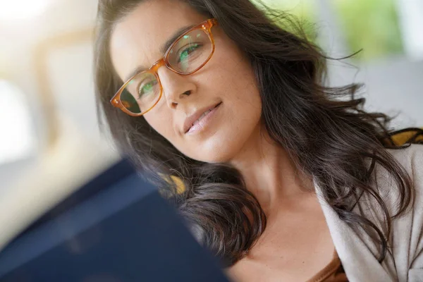 Brunette Woman Home Reading Book — Stock Photo, Image