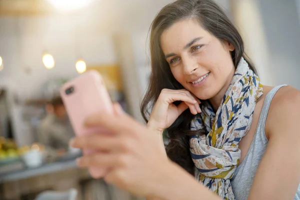 Mulher Alegre Café Usando Smartphone Para Chamada Vídeo — Fotografia de Stock