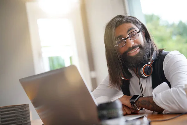 Künstler Arbeitet Laptop — Stockfoto