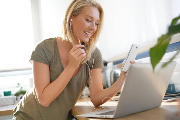 Mulher Loura Alegre Falando Telefone Usando Fones Ouvido — Fotografia de Stock