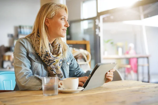 Femme Café Websurfing Sur Tablette Numérique — Photo