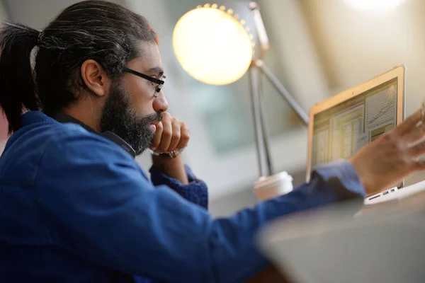 Hipster Facet Pracy Domu Laptopie — Zdjęcie stockowe