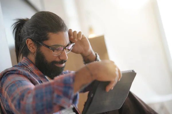 Hipster Typ Sitzt Auf Dem Boden Vernetzt Mit Digitalem Tablet — Stockfoto